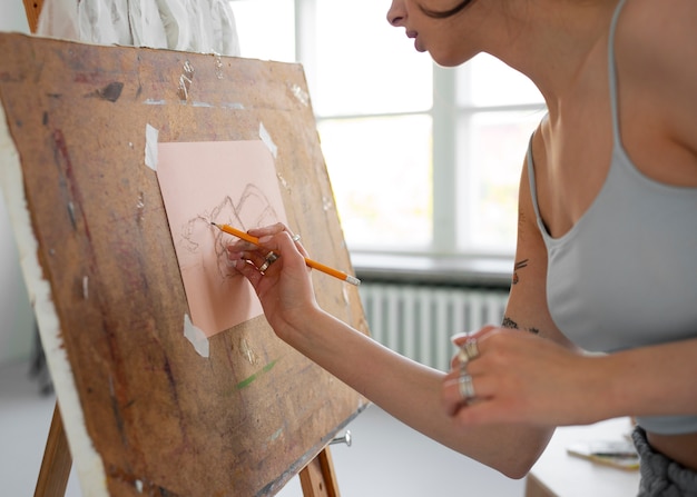 Braless femme travaillant à l'intérieur