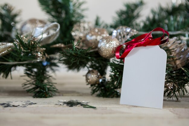 branche d&#39;arbre de Noël avec une note vierge