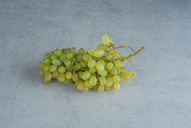 Une branche fraîche de raisin sur fond sombre. Photo de haute qualité