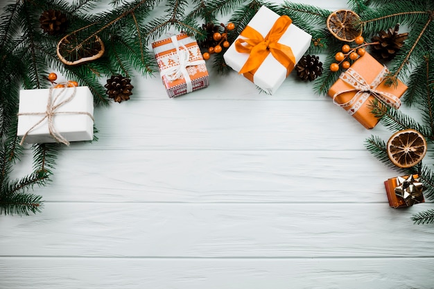 Photo gratuite branche de noël avec boîtes à cadeaux