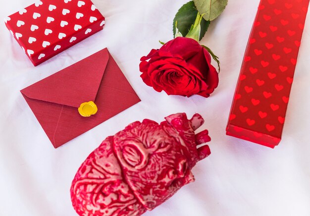 Branche de rose avec enveloppe et coffrets cadeaux