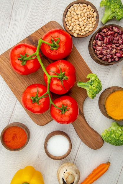 Branche de tomate vue de dessus sur planche à découper