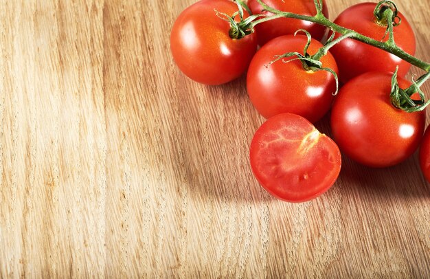 Branche de tomates cerises rouges en bois bio.