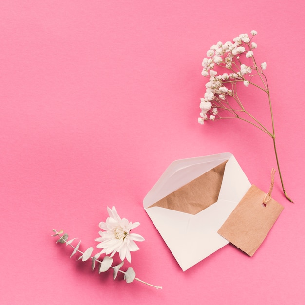 Branches de fleurs avec enveloppe sur la table