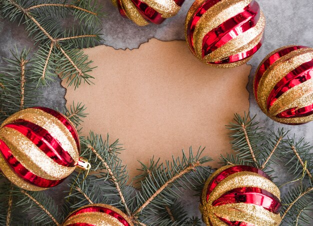 Photo gratuite branches de sapin avec des boules sur la table