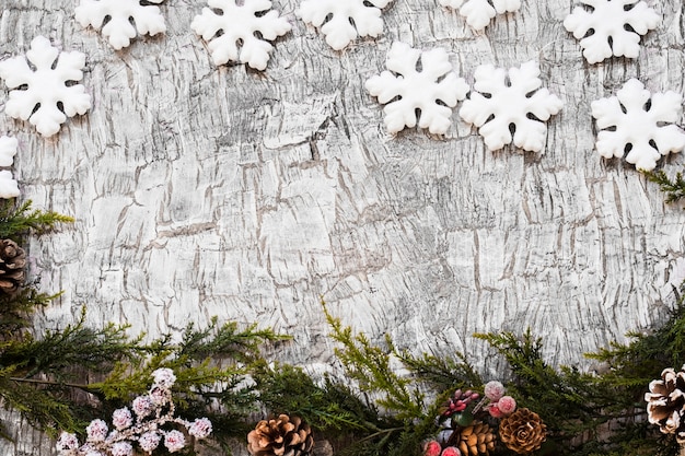 Branches de sapin avec des flocons de neige