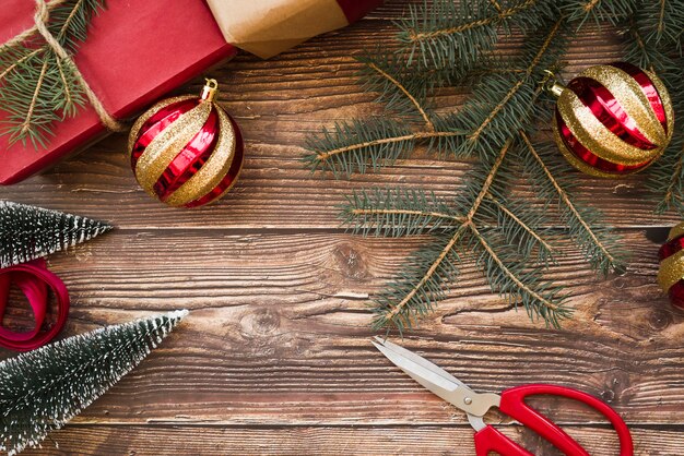 Branches de sapin avec des petits ciseaux