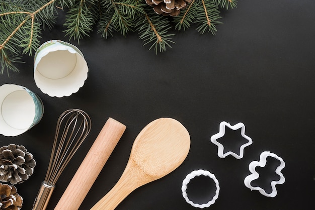 Branches de sapin avec rouleau à pâtisserie