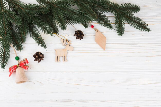 Branches de sapin vert avec des jouets en bois