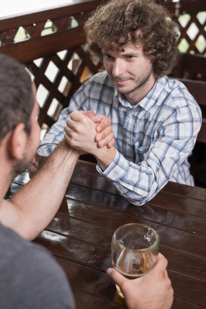 Bras beau bras de fer avec un ami dans un pub