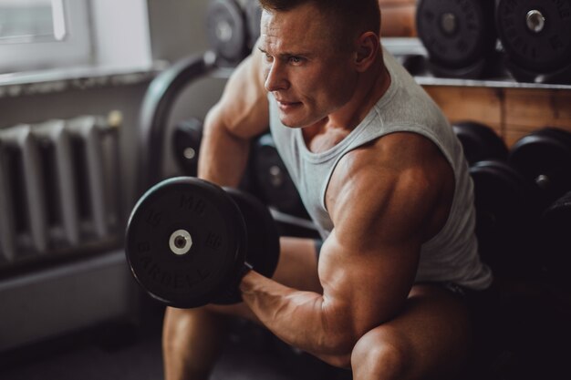 Bras musculaire bras mâle sain