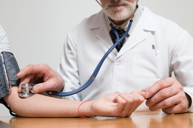 Bras stéthoscope barbe gris son homme