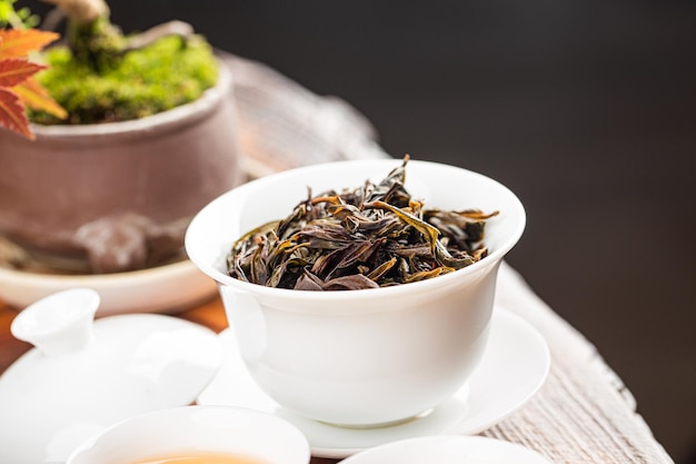 Photo gratuite brassage de thé chinois dans un gaiwan en céramique pendant la cérémonie du thé en gros plan