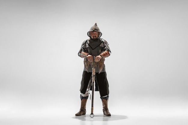 Photo gratuite brave chevalier blindé avec combat d'armes professionnelles isolé sur fond de studio blanc.