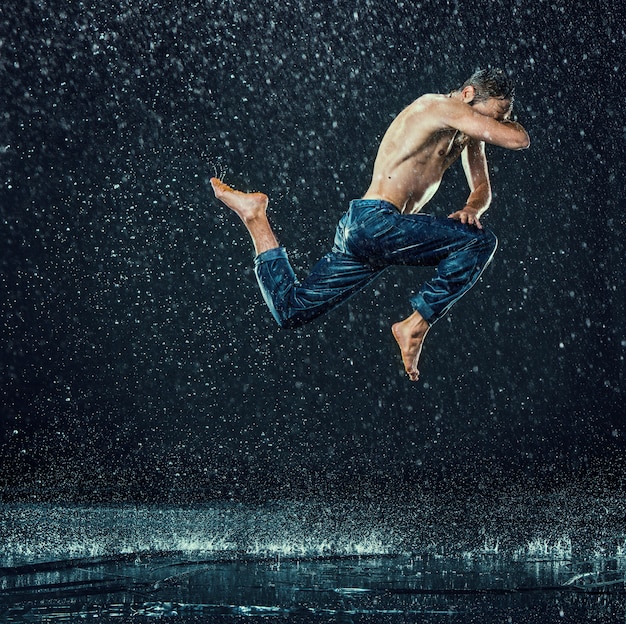 Photo gratuite break danseur dans l'eau