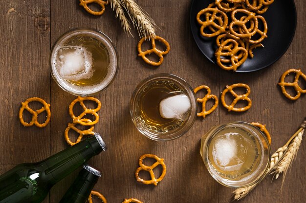 Bretzel et bière vue de dessus