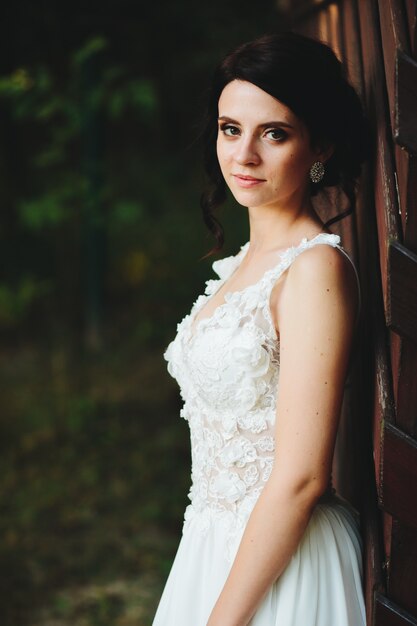 Bride appuyée contre un arbre