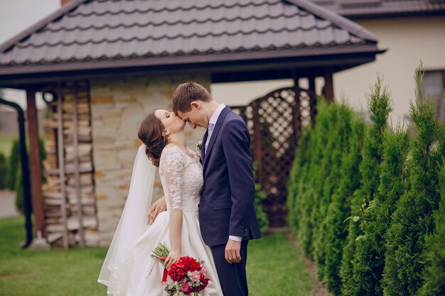 Photo gratuite bride embrasser le front du marié