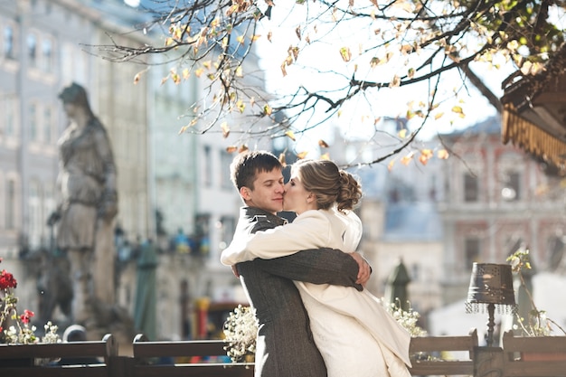 Photo gratuite bride embrasser la joue de l'époux