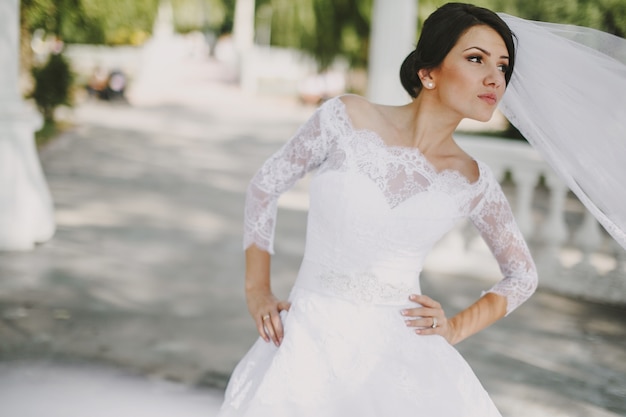 Bride avec les mains sur les hanches