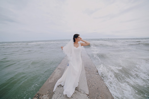 Bride de marcher sur une passerelle de ciment