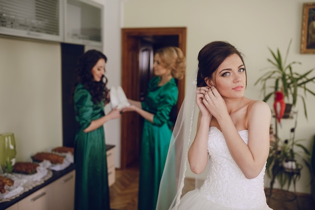 Bride mettre des boucles d&#39;oreilles