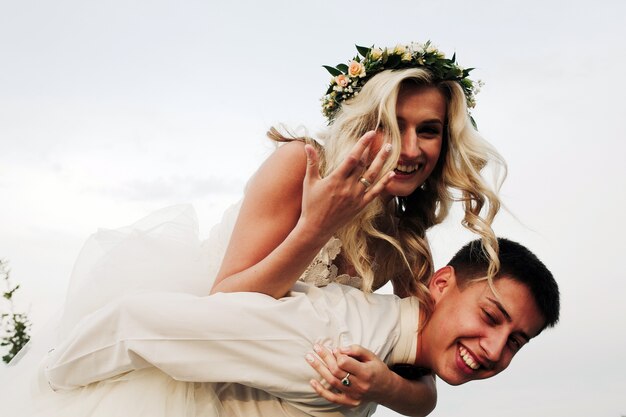 Bride montée à l&#39;arrière de son petit ami