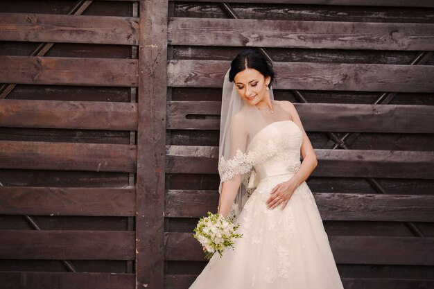 Bride posant avec robe de mariée