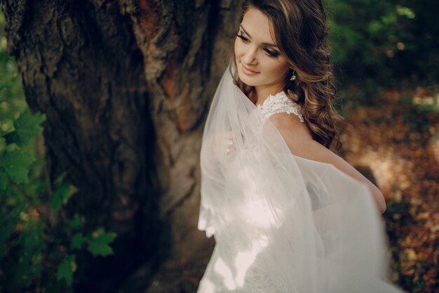 Bride posant avec son voile