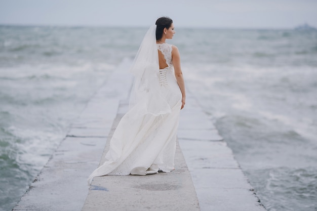 Photo gratuite bride regardant la mer