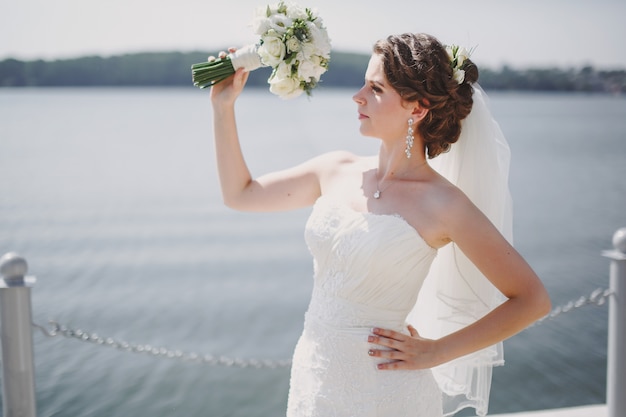 Bride regardant son bouquet