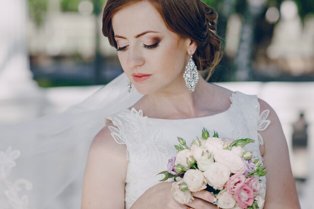 Bride avec les yeux fermés