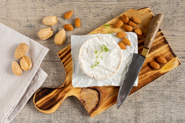 Brie vue de dessus et amandes