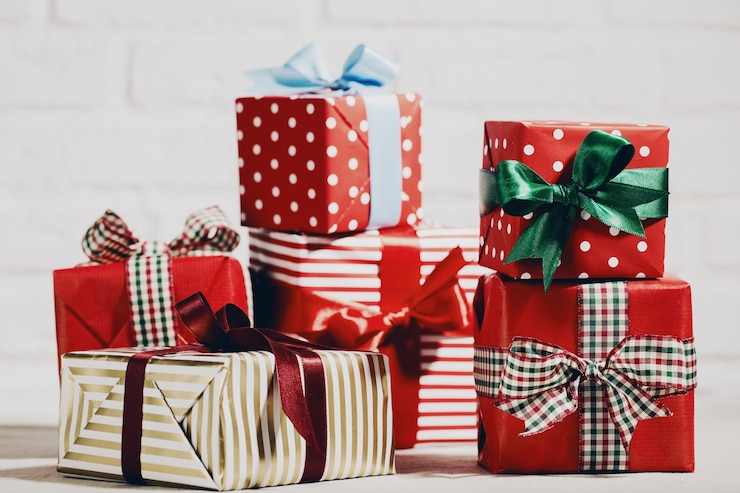 Photo gratuit bright christmas presents in composition