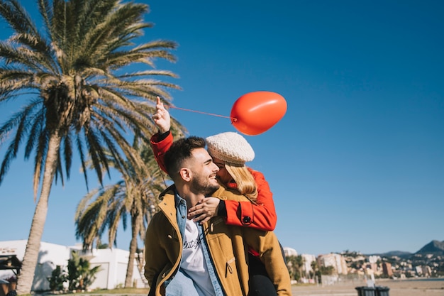 Photo gratuite bright laughing couple s'amuser sur la plage