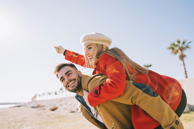 Bright laughing couple s&#39;amuser sur la rive