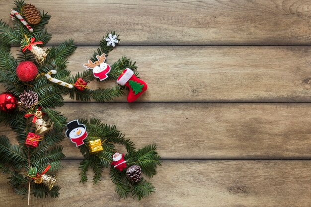 Brindille de sapin décorée de jouets de Noël