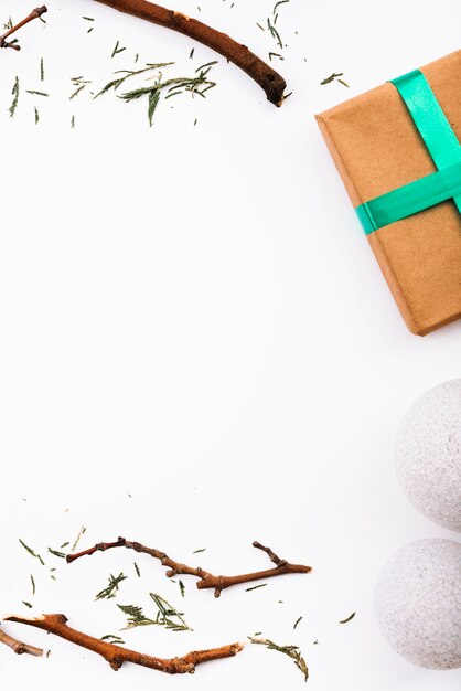 Brindilles, boules de neige et boîte à cadeaux