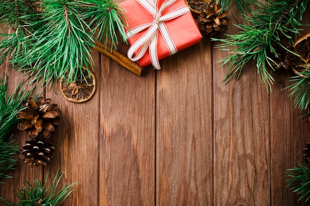 Brindilles de sapin et boîte sur planche de bois