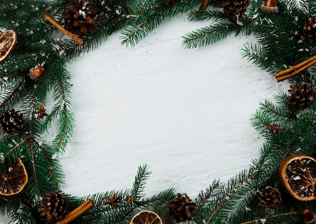 Photo gratuite brindilles de sapin avec de la neige sur tableau blanc