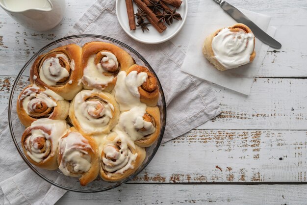 Brioches à la cannelle avec vue de dessus à la crème