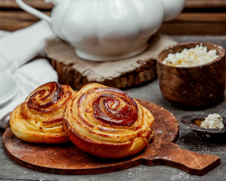 Photo gratuit brioches avec glaçage au sucre