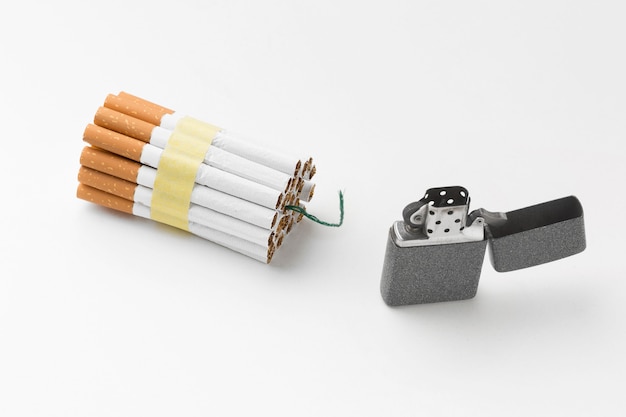 Photo gratuite briquet et cigarettes avec fitil