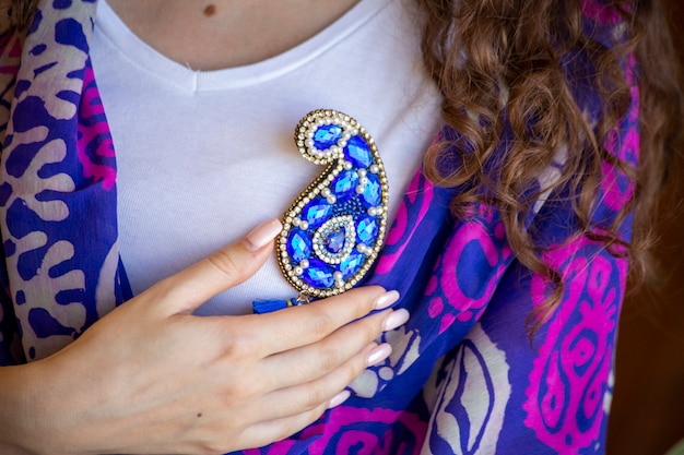 Photo gratuite broche à bijoux bleue en forme de buta