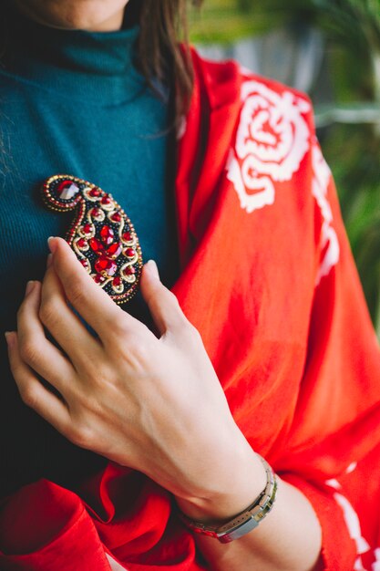 Broche à bijoux rouge en forme de Buta