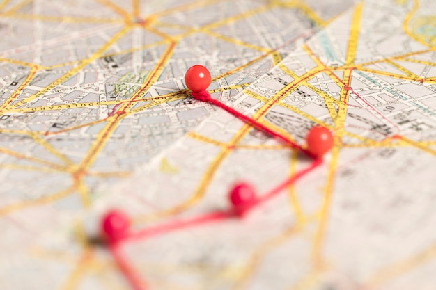 Broches rouges floues sur la carte