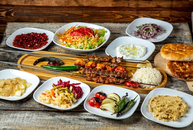 Photo gratuite brochette de foie avec cornichons au houmous légumes vue latérale riz