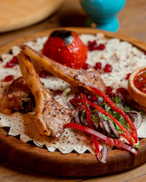 Brochette de poulet aux légumes sur lavash