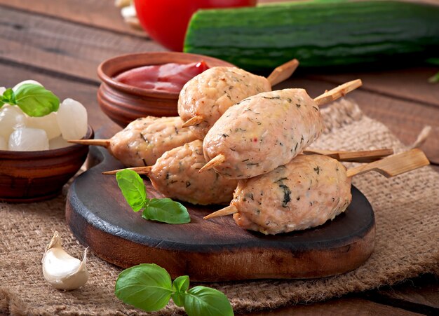 Brochette de poulet haché à l'aneth et au persil