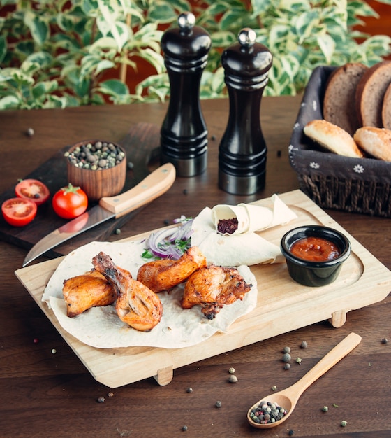 Photo gratuite brochette de poulet avec lavash sur planche de bois